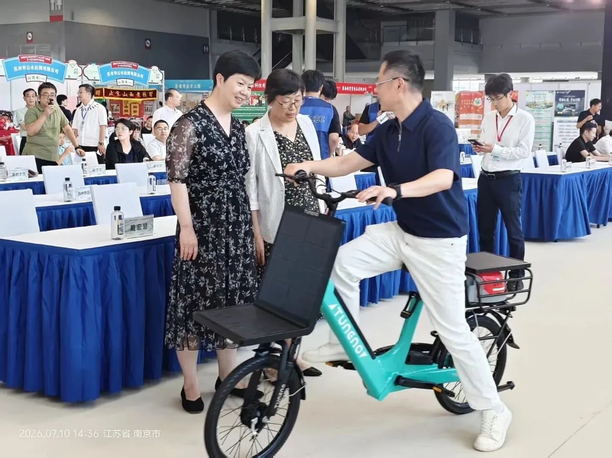 Jiangsu Commerce Department Vice Director test riding the Laineng E03 solar electric bike at the expo