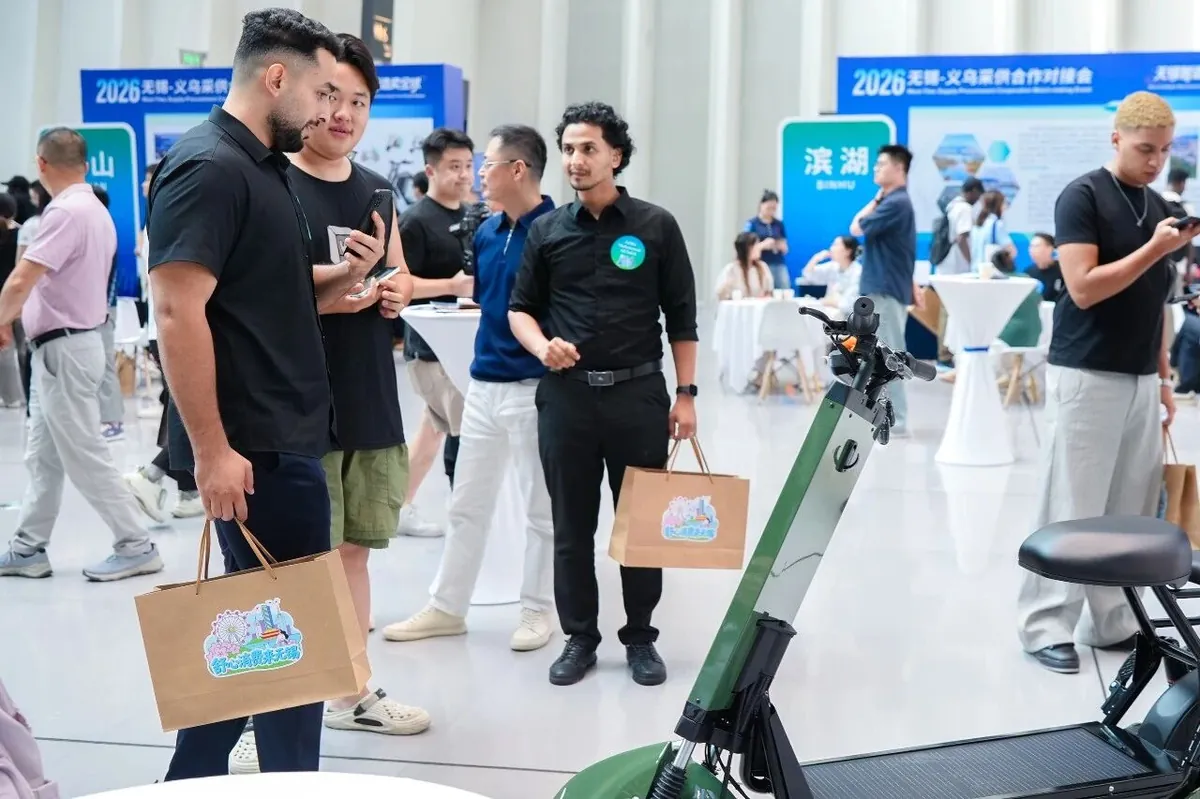 Overseas buyers inquiring about Laineng solar scooters at the exhibition booth