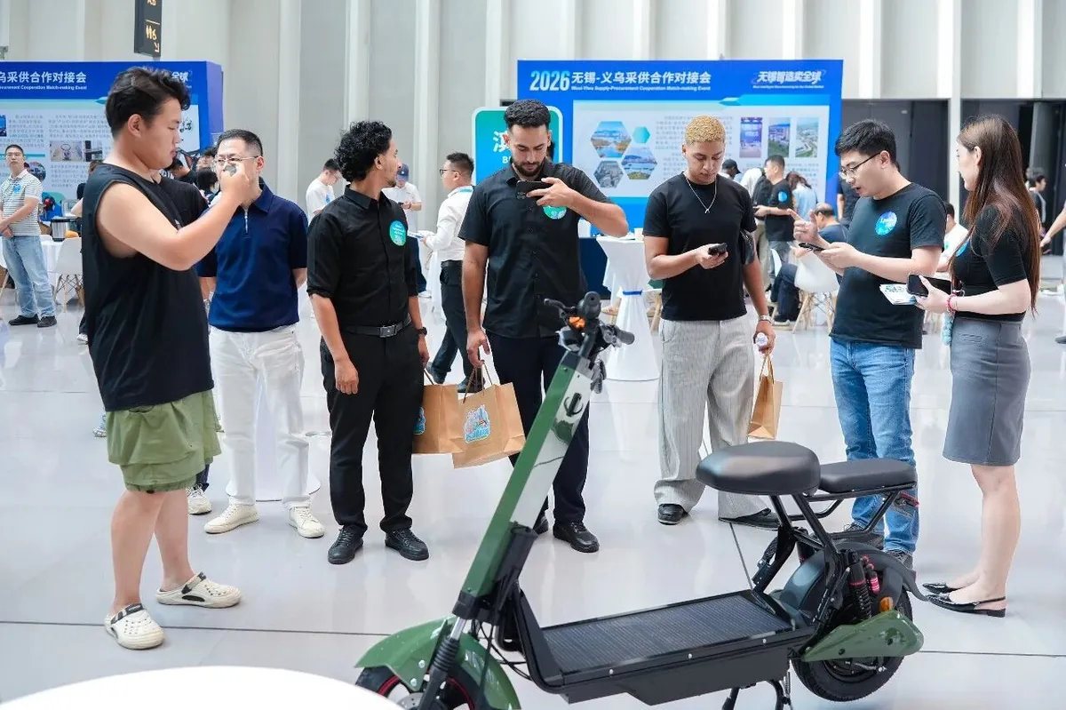 Overseas buyers photographing the Laineng solar e-scooter on display at the event
